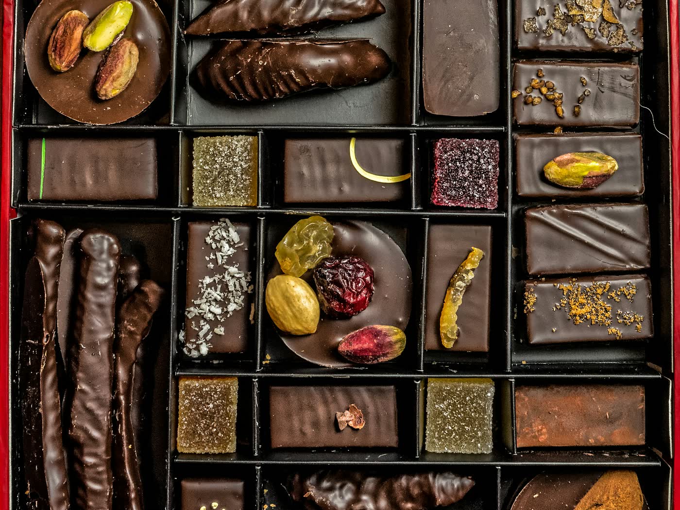 Een doos ambachtelijke pralines en chocolade