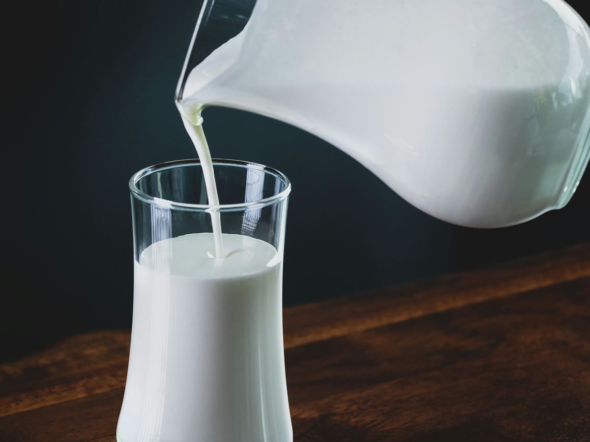Verse melk wordt uitgeschonken